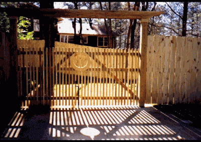 Light and shadow effects created by fencing with gaps