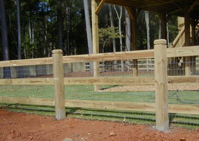 Low-height wooden fencing with meshed gaps